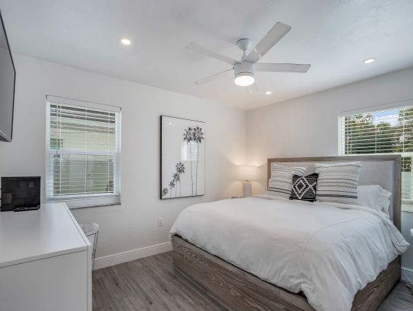 Naples Vacation Pool Home Three Bedrooms Sleeps 6 Guests