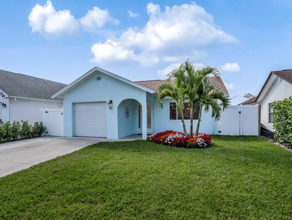 Naples Vacation Pool Home Three Bedrooms Sleeps 6 Guests