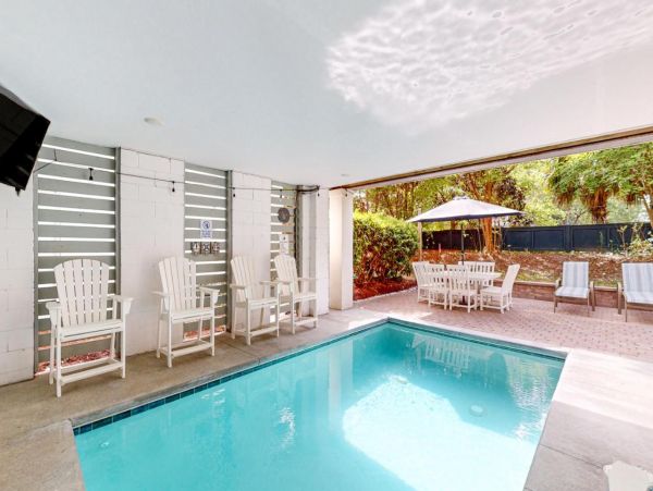 Hilton Head 6 Bedroom Home Walk to Beach with Pool