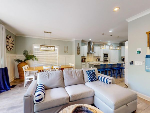 Hilton Head 6 Bedroom Home Walk to Beach with Pool