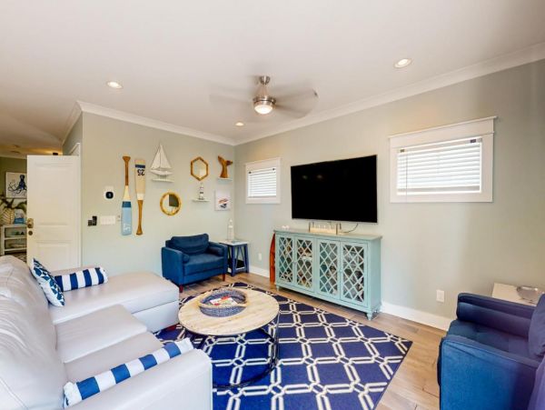 Hilton Head 6 Bedroom Home Walk to Beach with Pool