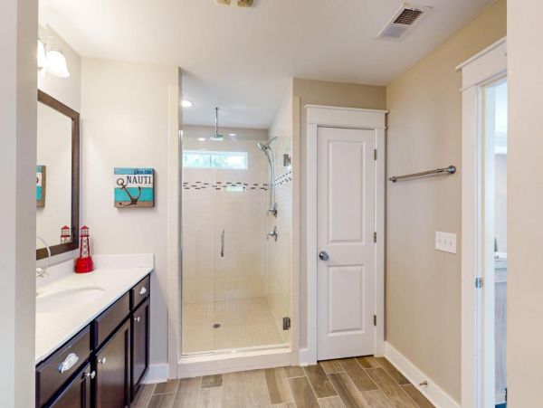 Hilton Head 6 Bedroom Home Walk to Beach with Pool