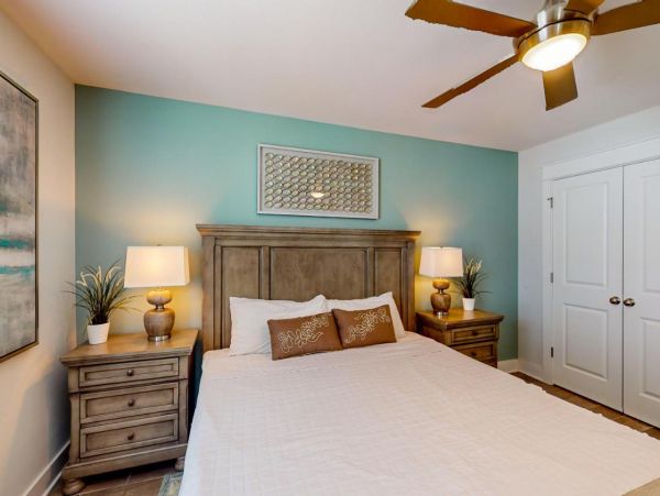 Hilton Head 6 Bedroom Home Walk to Beach with Pool