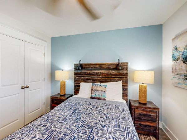 Hilton Head 6 Bedroom Home Walk to Beach with Pool