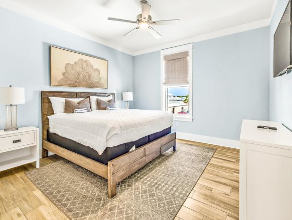 Miramar Vacation Home Five Bedroom Walk to Beach