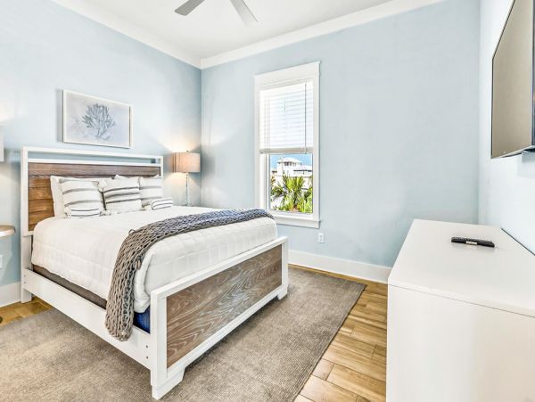 Miramar Vacation Home Five Bedroom Walk to Beach