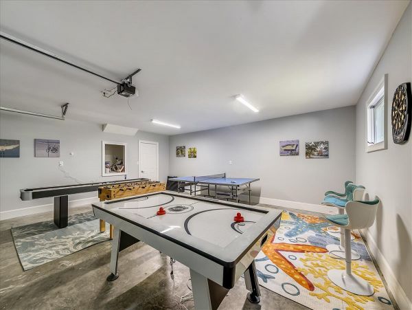 Five Bedroom Vacation Home in Hilton Head Sleeps 20 Guests