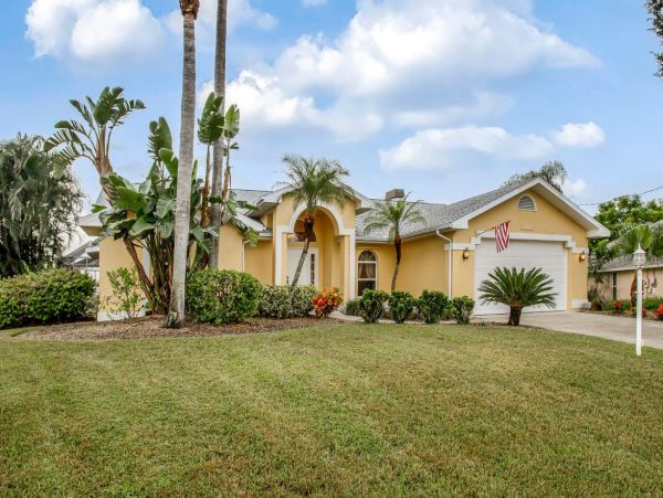 Cape Coral Lovely Vacation Home 3 Bedrooms Canal Views