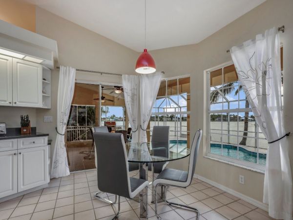 Cape Coral Lovely Vacation Home 3 Bedrooms Canal Views