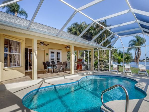 Cape Coral Lovely Vacation Home 3 Bedrooms Canal Views