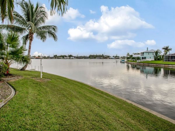 Cape Coral Lovely Vacation Home 3 Bedrooms Canal Views
