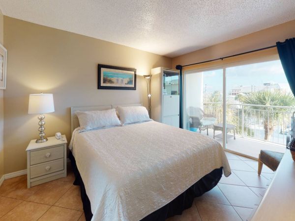 Madeira Beach Vacation Condo Located on Beach 2 Bedrooms