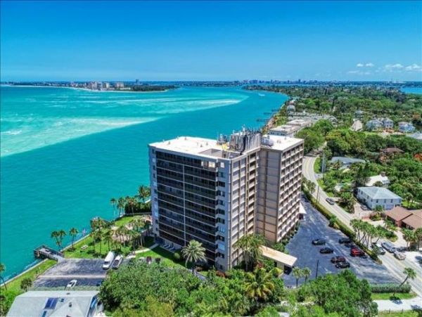 Beach front Two Bedroom Vacation Condo in Siesta Key