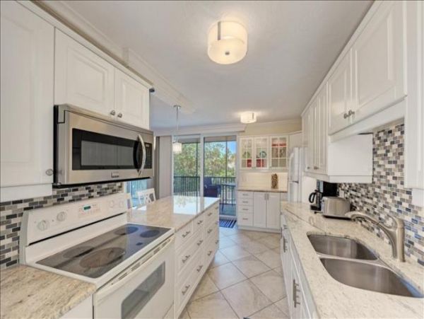 Beach front Two Bedroom Vacation Condo in Siesta Key
