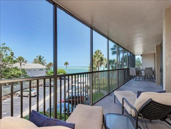 Beach front Two Bedroom Vacation Condo in Siesta Key