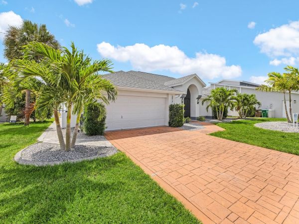 Cape Coral Luxury Vacation Rental  4-Bedroom Gulf Coast Pool Home