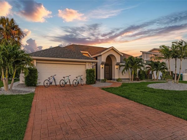 Cape Coral Luxury Vacation Rental  4-Bedroom Gulf Coast Pool Home