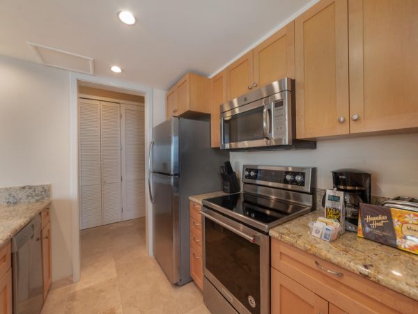 Beautiful Kaanapali Vacation Condo Beachfront With Pool