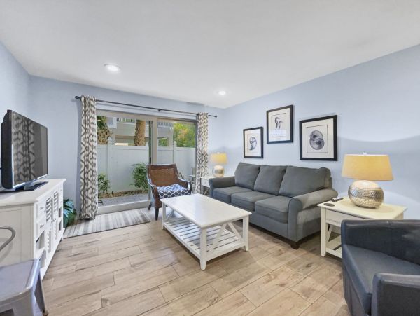 Beautiful Siesta Key Vacation Condo Walk to Beach Sleeps 4