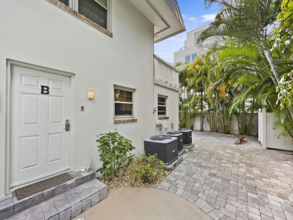 Beautiful Siesta Key Vacation Condo Walk to Beach Sleeps 4