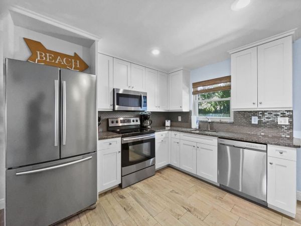 Beautiful Siesta Key Vacation Condo Walk to Beach Sleeps 4