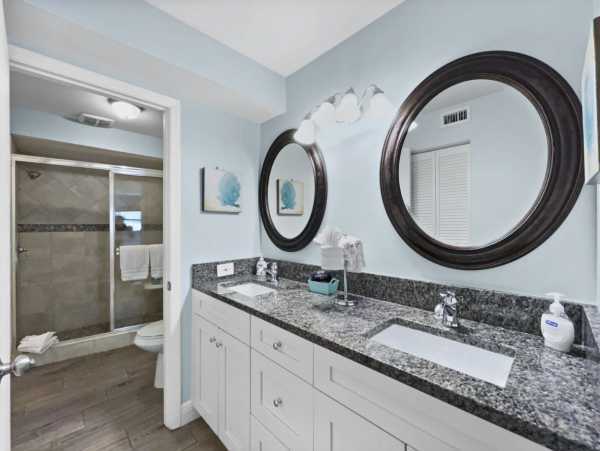Beautiful Siesta Key Vacation Condo Walk to Beach Sleeps 4