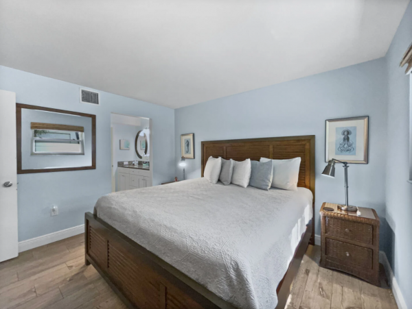 Beautiful Siesta Key Vacation Condo Walk to Beach Sleeps 4