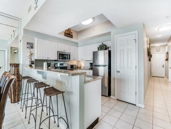 Spacious Gulf Front condo close to dining