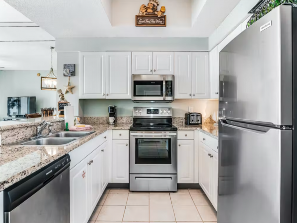 Spacious Gulf Front condo close to dining