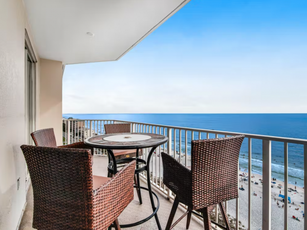 Spacious Gulf Front condo close to dining