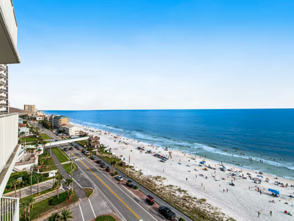 Spacious Gulf Front condo close to dining