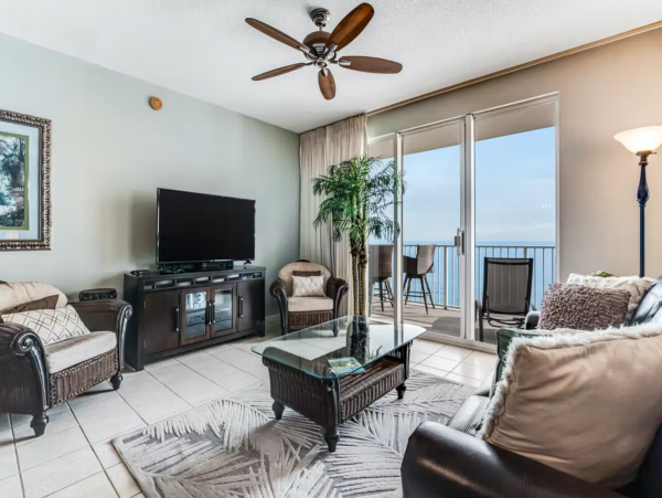 Spacious Gulf Front condo close to dining