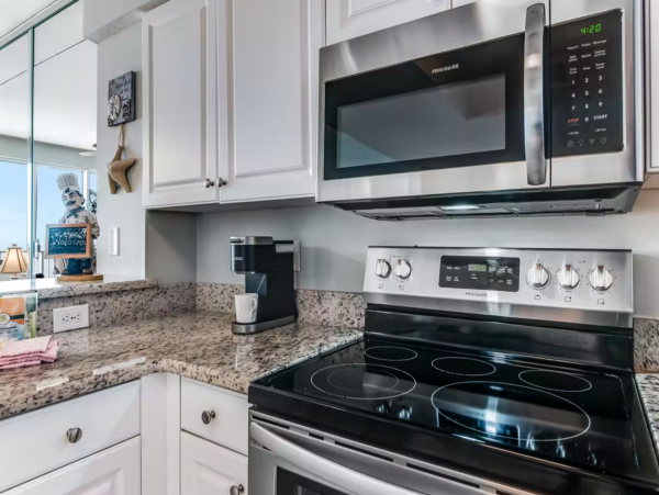 Spacious Gulf Front condo close to dining