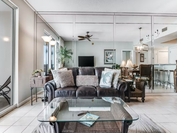 Spacious Gulf Front condo close to dining
