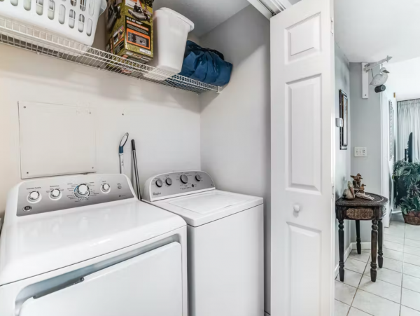 Spacious Gulf Front condo close to dining
