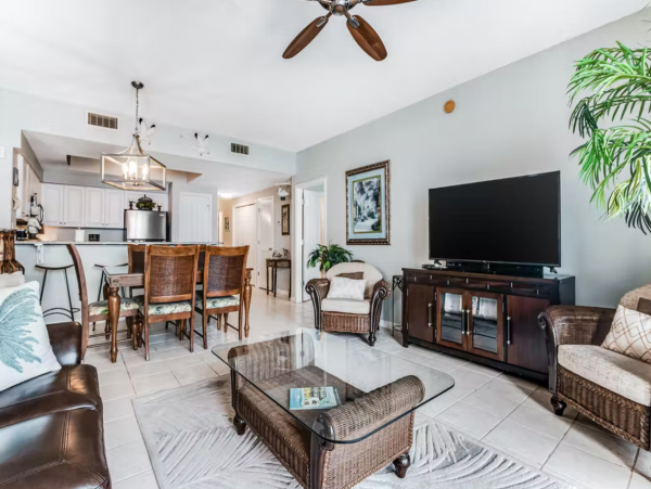 Spacious Gulf Front condo close to dining