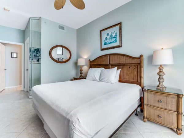 Spacious Gulf Front condo close to dining