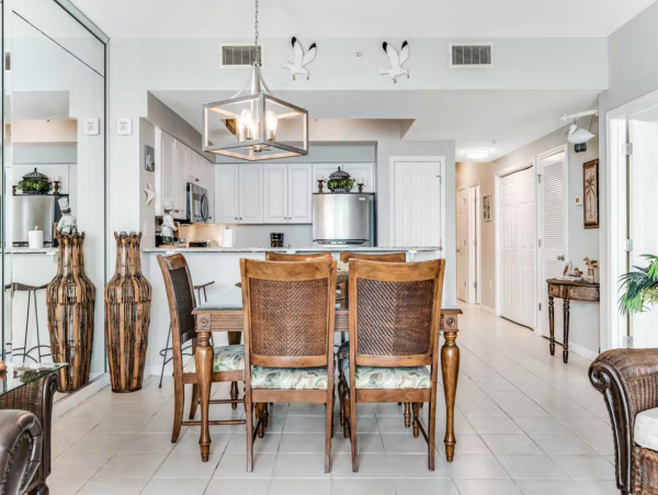 Spacious Gulf Front condo close to dining