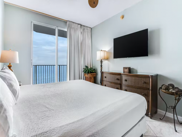 Spacious Gulf Front condo close to dining