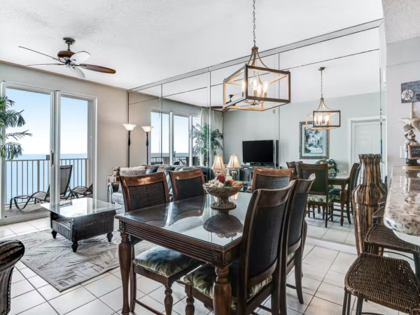Spacious Gulf Front condo close to dining