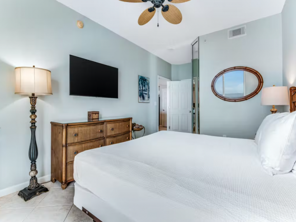 Spacious Gulf Front condo close to dining
