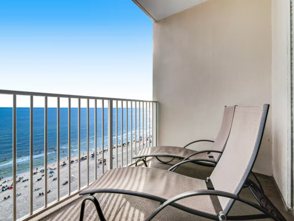 Spacious Gulf Front condo close to dining