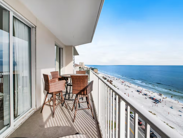Spacious Gulf Front condo close to dining