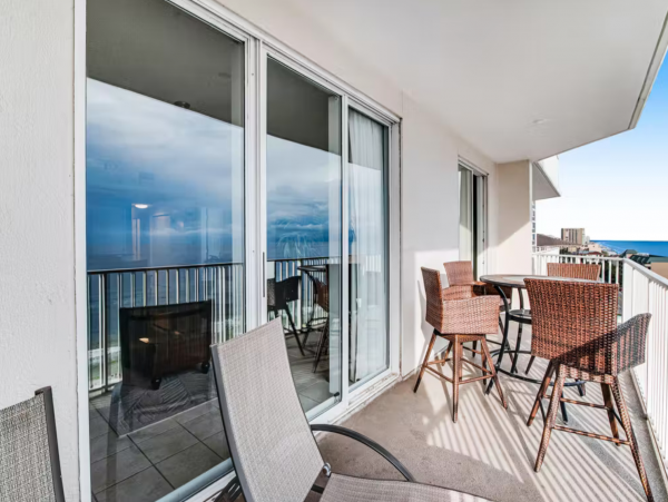 Spacious Gulf Front condo close to dining