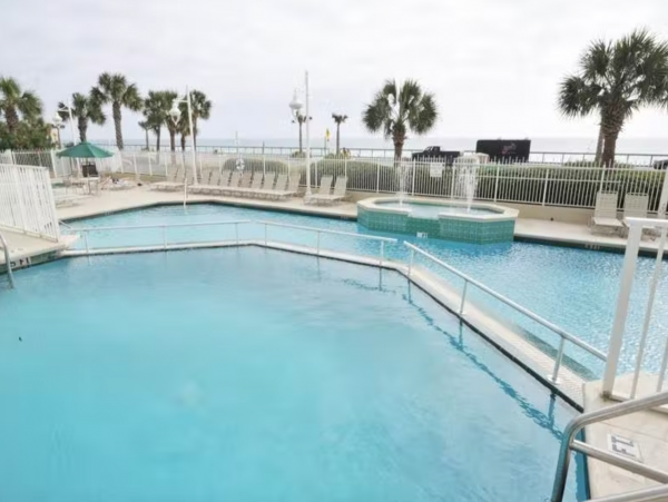 Spacious Gulf Front condo close to dining