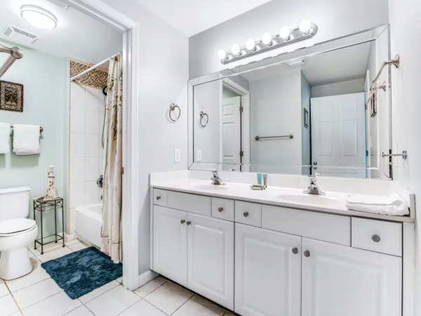 Spacious Gulf Front condo close to dining