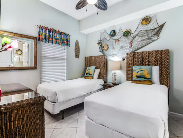 Spacious Gulf Front condo close to dining
