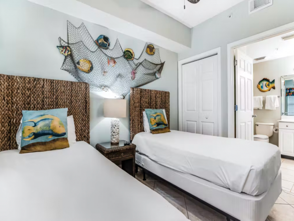 Spacious Gulf Front condo close to dining