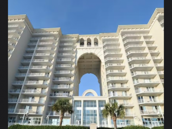 Spacious Gulf Front condo close to dining