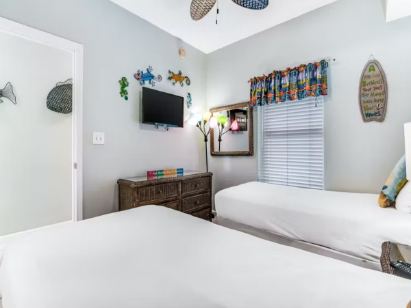 Spacious Gulf Front condo close to dining
